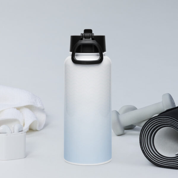 Stainless steel water bottle with a straw lid - Image 4